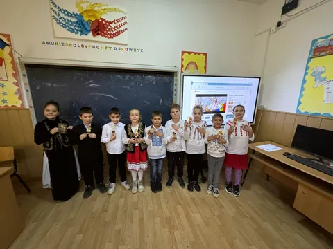 Elevi în costume populare la serbarea de 1 Decembrie