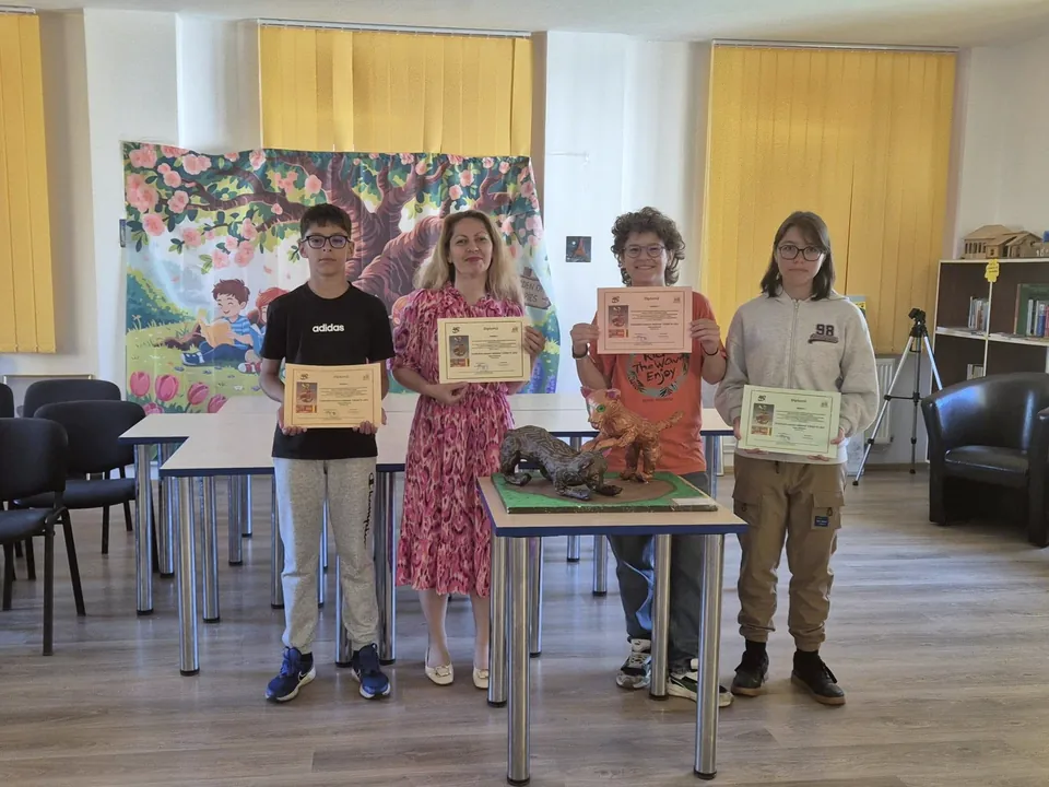 Echipa de elevi cu macheta premiată și profesoara