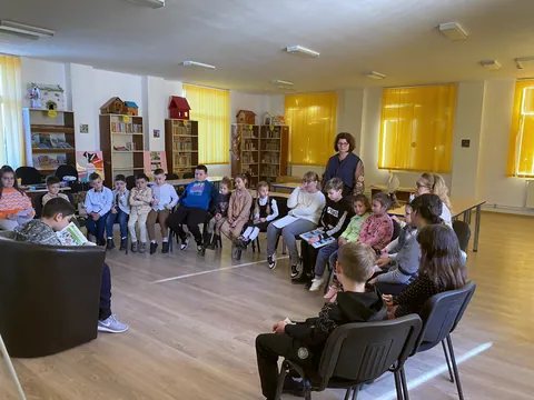 Cerc de lectură cu elevii în CDI