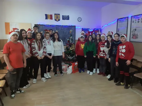 Elevii de gimnaziu în ii, la serbarea de Crăciun