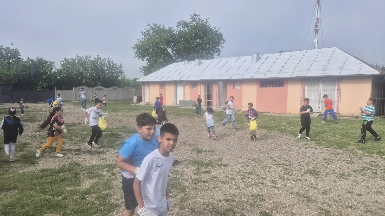 Curtea și terenul școlii, cu clădirea cu parter în fundal