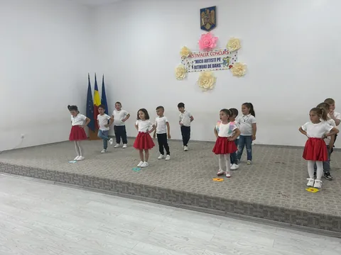 Preșcolarii grupei mici pe scenă la festivalul de dans
