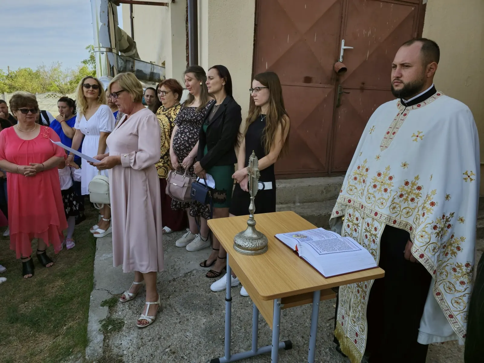 Slujba de binecuvântare în curtea școlii, cu părinți și profesori