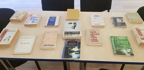 Volume de Mihai Eminescu expuse pe o masă