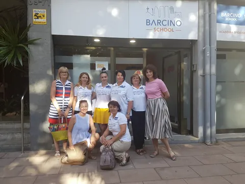 Cinci profesoare în fața intrării Barcino School din Barcelona