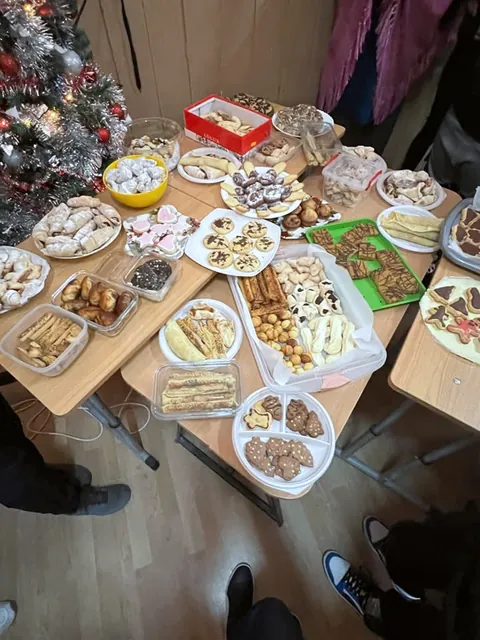 Masă cu fursecuri și prăjituri de casă