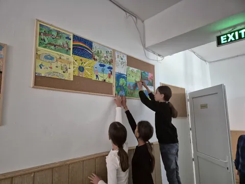 Holul școlii cu desene ale elevilor pe panouri de plută