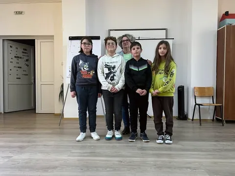 Elevi premiați la olimpiadă, alături de învățătoare