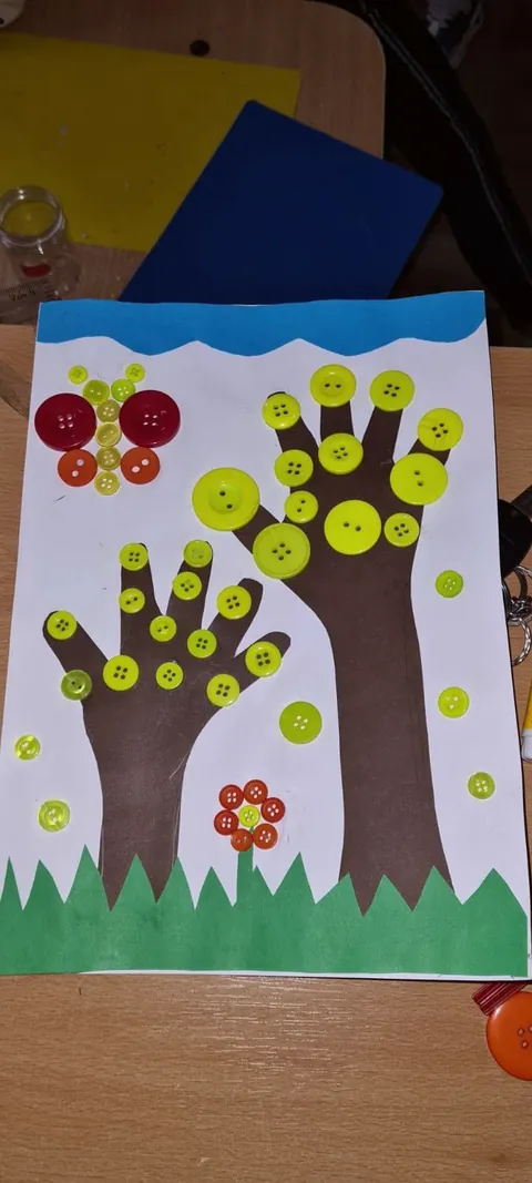 Copac din palme pictate și nasturi colorați