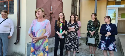 Cadre didactice și conducerea școlii în curte, la deschiderea anului școlar