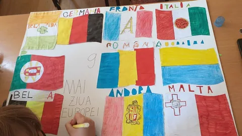 Panou cu steagurile țărilor europene desenate de elevi