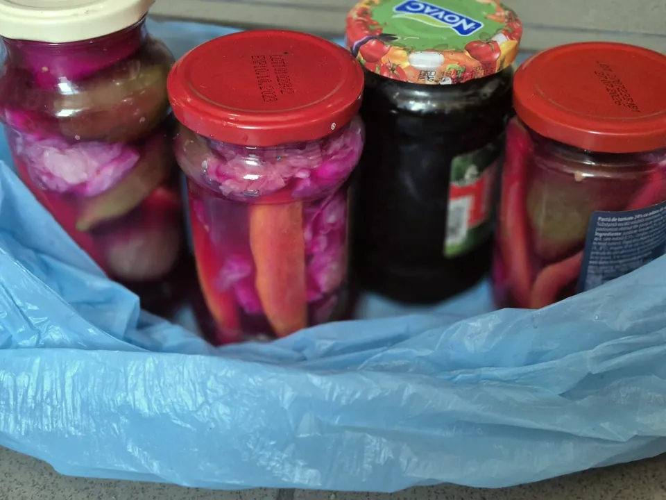 Borcane cu murături și gem, de aproape