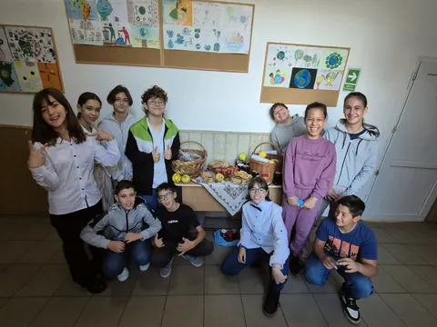 Elevii clasei a VI-a la standul Târgului de toamnă