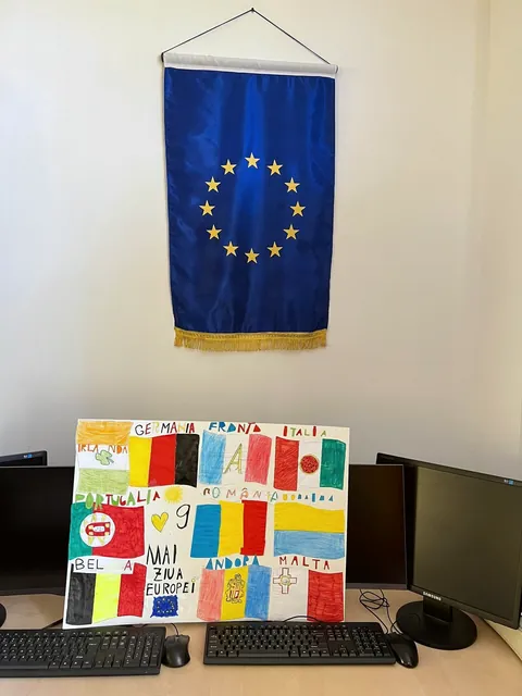 Steagul Uniunii Europene și un panou cu steaguri desenate