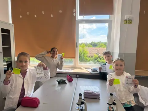 Experimente cu eprubete, sala de laborator, „Laboratorul cunoașterii” 2025