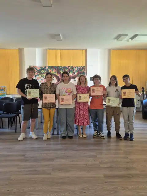 Grup de elevi cu diplomele CDIdei în cărți, sala de festivități/CDI