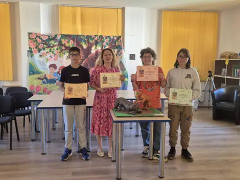 Echipa cu macheta premiată la CDIdei în cărți, alături de profesoară