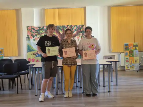 Elevi de gimnaziu cu diplome și profesoara coordonatoare, festivalul „CDIdei în cărți” 2025-2026 (premiul I județean booktrailer/machetă, mențiune națională)