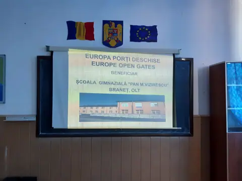 Proiecție „Europa Porți Deschise / Europe Open Gates, beneficiar Școala Gimnazială Pan M. Vizirescu”, cu fotografia școlii