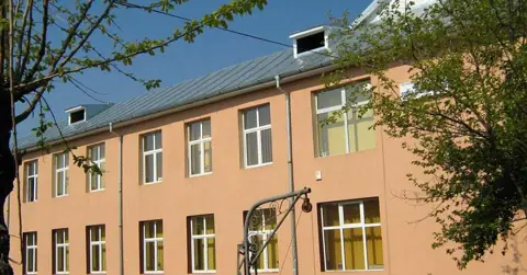 Fațada clădirii școlii (etaj, acoperiș metalic), 2019, fără persoane