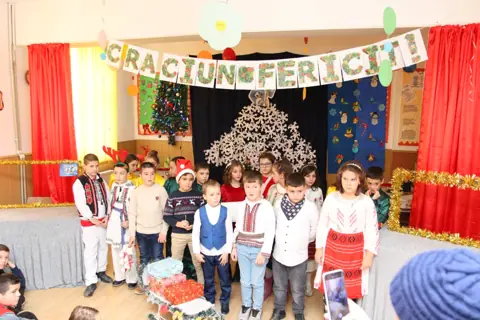 Serbare Crăciun 2022, elevi în costume populare