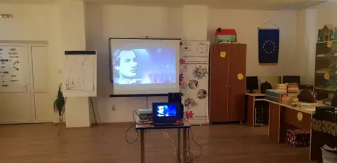 Sala CDI cu proiecție Eminescu, bannere UE (fără persoane)