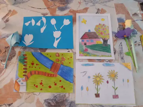 Lucrări plastice ale elevilor (flori, peisaje)