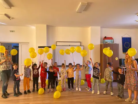 Ziua Limbilor 2023, baloane galbene