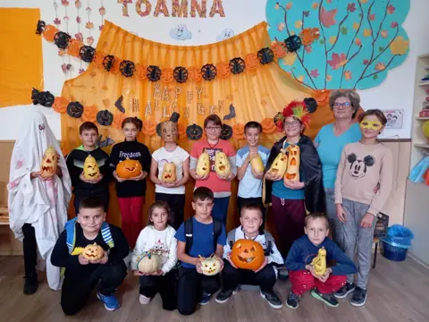Halloween 2023, elevi cu dovleci sculptați