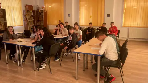 Ziua Toleranței 2023, elevi la mese în sala mare