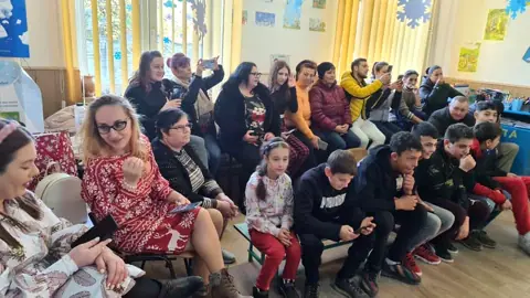 Părinți și elevi la serbarea de Crăciun 2023
