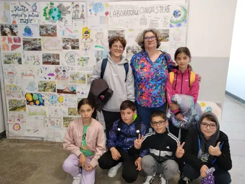 Elevi cu profesoarele în fața panoului „Laboratorul cunoașterii” (Liceul Petre Pandrea Balș)