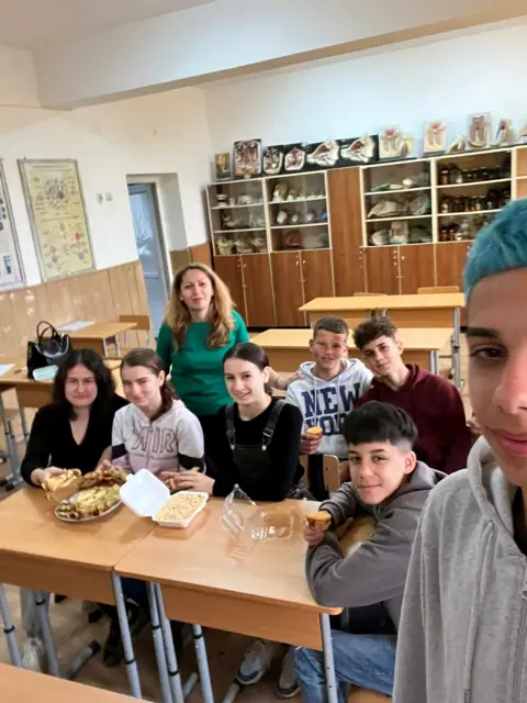 Clasa a VIII-a cu dna dirigintă, laboratorul de biologie (vitrine), aprilie 2024