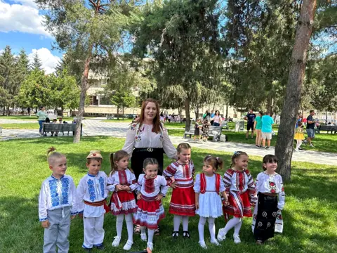 Preșcolari în costume populare în parc, festivalul de dans 2024