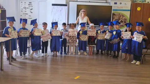 Absolvenții grădiniței 2024 cu diplome