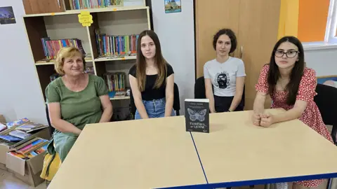Echipă CDIdei în cărți 2024 cu profesoara, biblioteca școlii