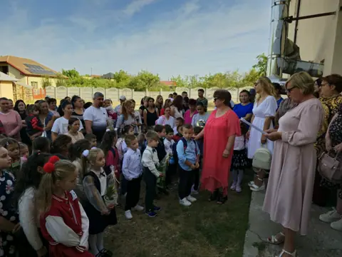 Deschiderea anului școlar 2024-2025 în curtea școlii, elevi, părinți, cadre didactice