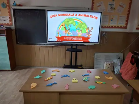 Ziua Animalelor, clasă cu ecran interactiv și figurine (fără persoane)