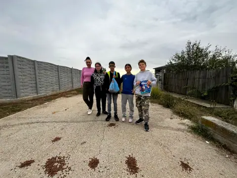 Elevii clasei a V-a care au cumpărat hrană pentru câinii fără adăpost, oct. 2024