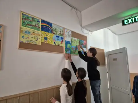 Hol cu lucrări ale elevilor, ușă EXIT, înfrumusețarea școlii, Săptămâna Verde