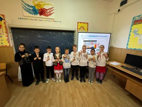 Elevi în costume populare, 1 Decembrie 2024