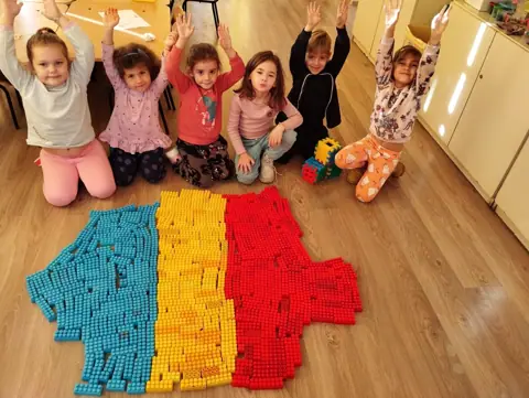 Preșcolari cu harta României din cuburi tricolore, 1 Decembrie 2024