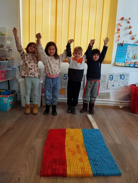 Preșcolari cu steagul din cuburi, sala de grupă