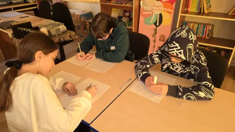 Ziua Cititului Împreună 2025, elevi scriind povești (concursul Twinkl „Îmi ZICI o poveste”)