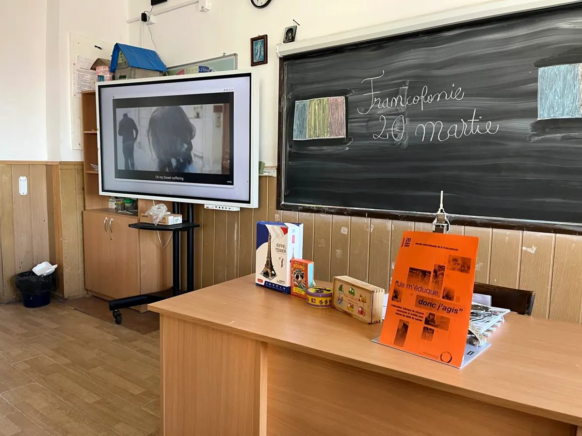 O sală de clasă: tabla clasică și ecranul interactiv, martie 2025.