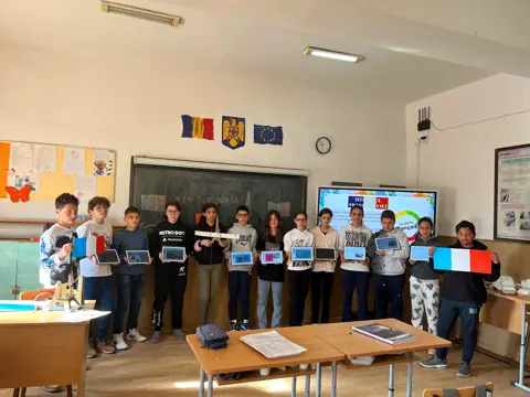 Clasă cu tablete și steaguri franceze, Ziua Francofoniei 2025