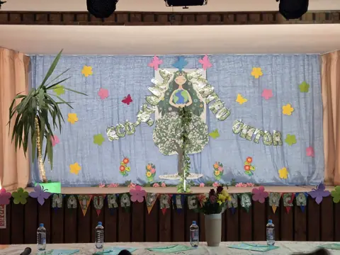 Scena sălii de festivități decorată pentru concursul de recitări (fără persoane)
