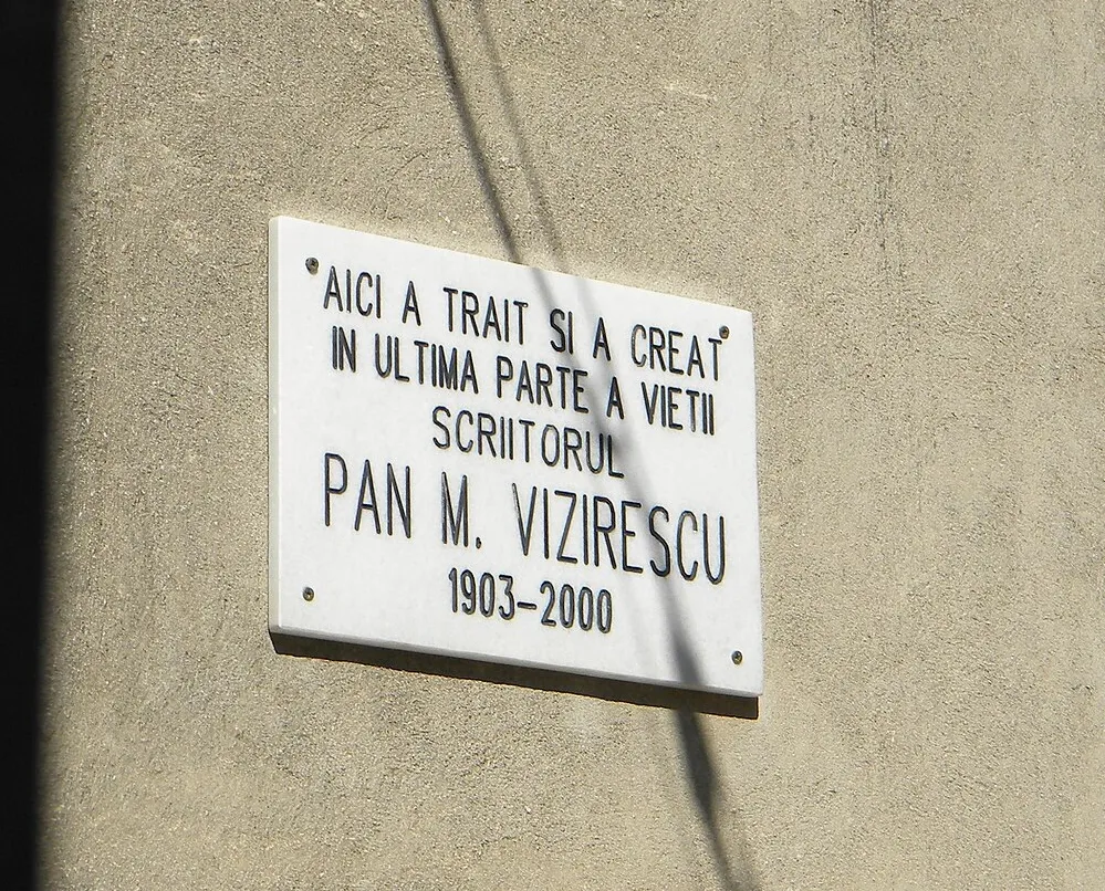 Placă albă de marmură pe un zid: Aici a trăit și a creat în ultima parte a vieții scriitorul Pan M. Vizirescu, 1903-2000