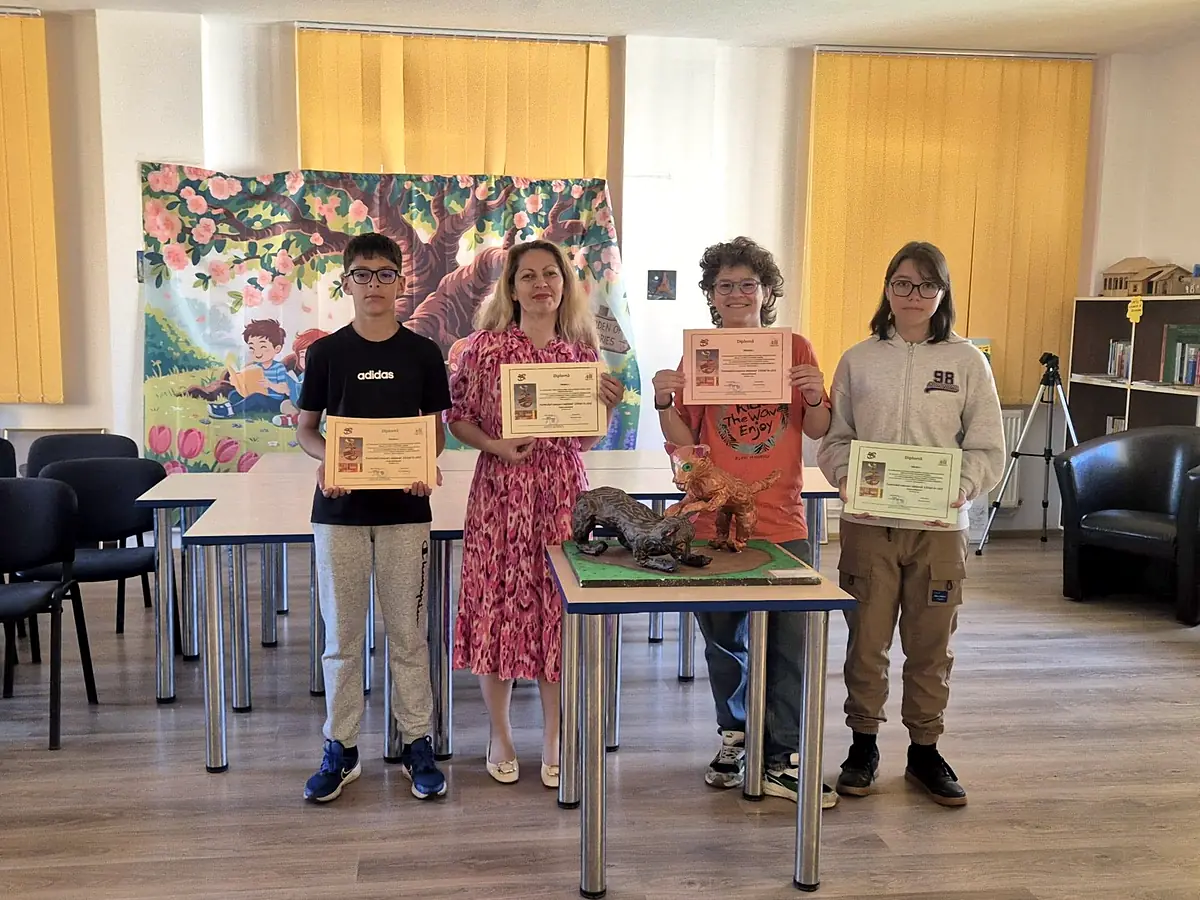 Echipa cu macheta premiată la CDIdei în cărți, alături de profesoară