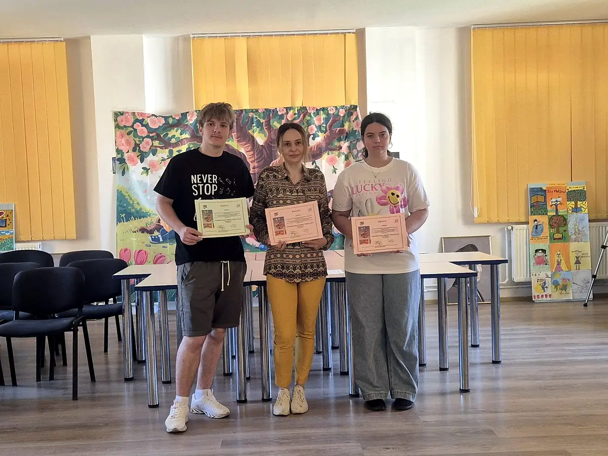 Elevi de gimnaziu cu diplome și profesoara coordonatoare, festivalul „CDIdei în cărți” 2025-2026 (premiul I județean booktrailer/machetă, mențiune națională)